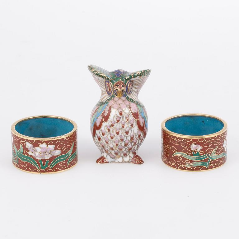 FIGUR samt SERVETTRINGAR, 3 delar cloisonné, 1900-tal.