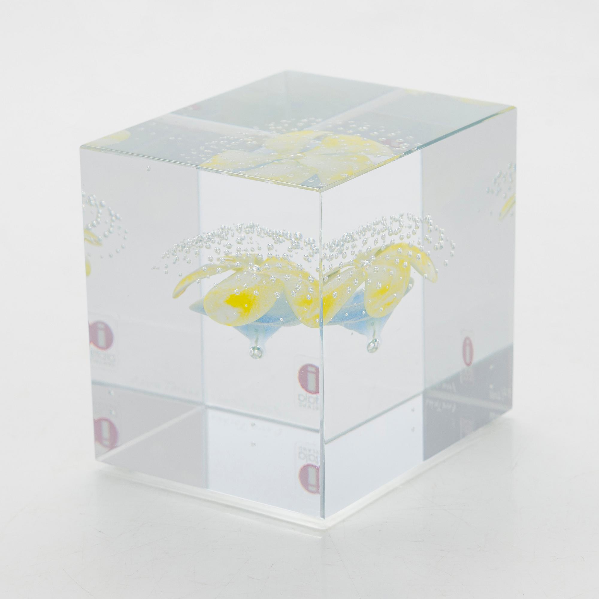 Oiva Toikka, annual glass cube 2000, signed Oiva Toikka Nuutajärvi 2000, 912/2000.