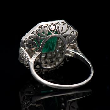 RING, fasettslipad smaragd, briljantslipade diamanter, platina, Art Deco, ca 1920-tal.