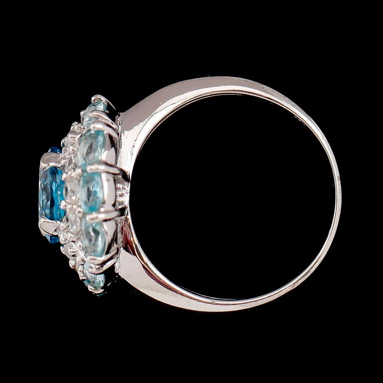 RING, sterlingsilver, blå topaser tot ca 3.00 ct, vita safirer tot ca 1.20 ct, blå turmaliner tot ca 2.40 ct.