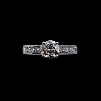 520. A RING, brilliant cut diamonds c. 1.51 ct. Central stone c. 1.01 ct. 18 K  white gold, weight 5 g.