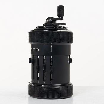 Räknemaskin, "Curta, Type I", utvecklad av Curt Herzstark, Contina AG Mauren, Lichtenstein, formgiven 1947.