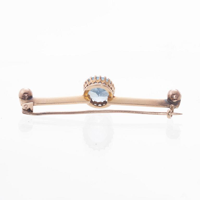 BROSCH, 14K guld, blått glas. Troligtvis England. Vikt ca 3,7 g.