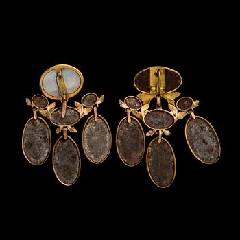 A PAIR OF EARRINGS, gilt brass and steel. Early 19th century.