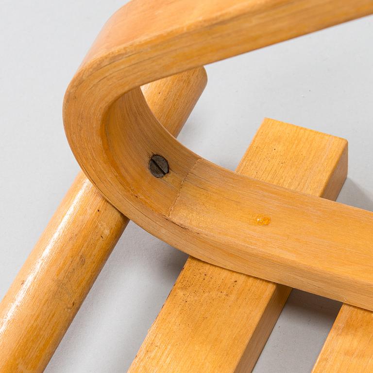 Alvar Aalto, hatthylla/ klädhängare för O.Y. Huonekalu-ja Rakennustyötehdas A.B, 1900-talets mitt.