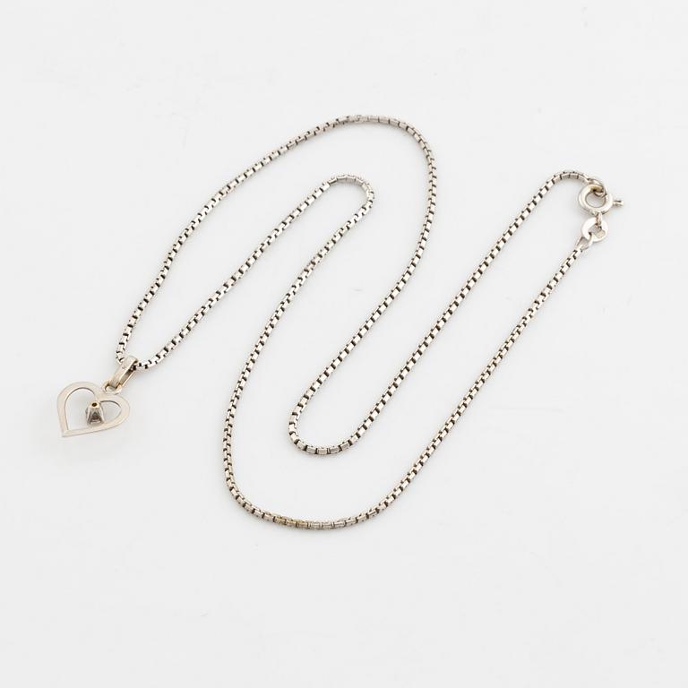 Collier, vitguld, hänge i form av hjärta, med liten diamant.