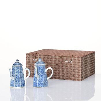 A pair of blue and white pots with covers, Qing dynasty, Kangxi (1662-1722).