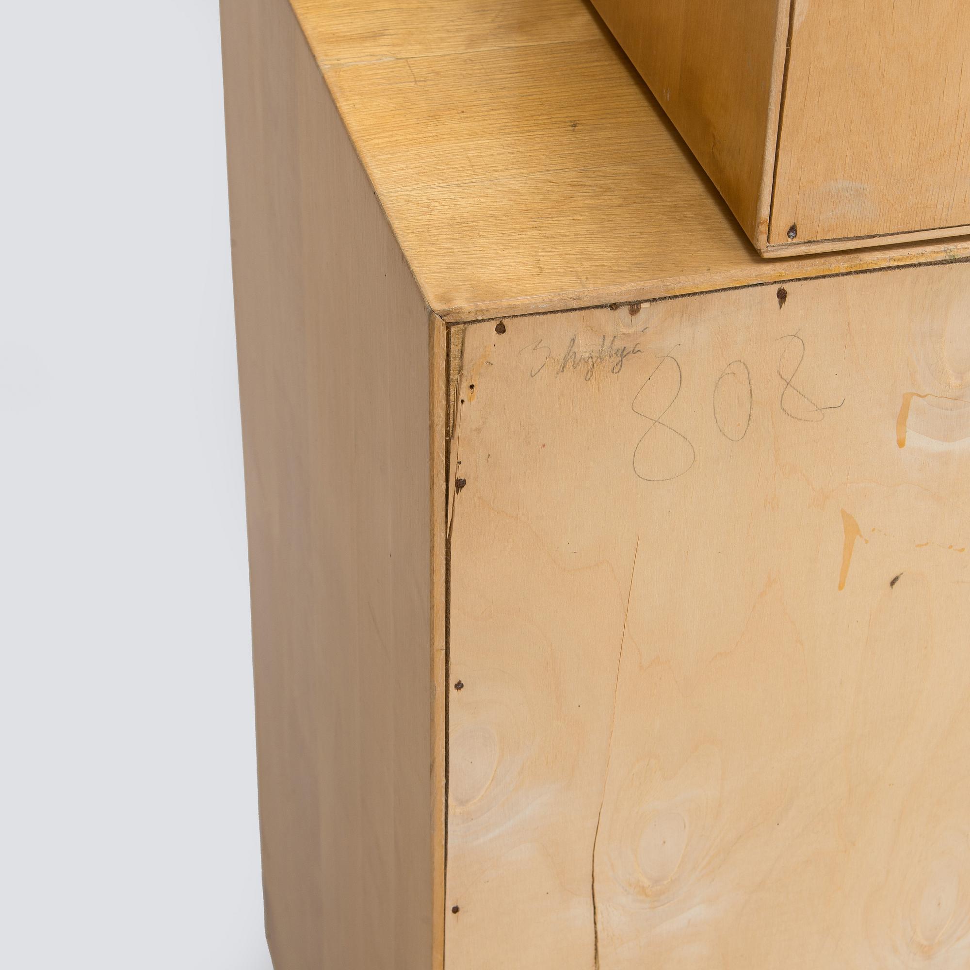 Aino Aalto, kaappi, malli 808 ja vitriini, malli 214 O.Y. Huonekalu- ja Rakennustyötehdas A.B. 1950-luvun alku.