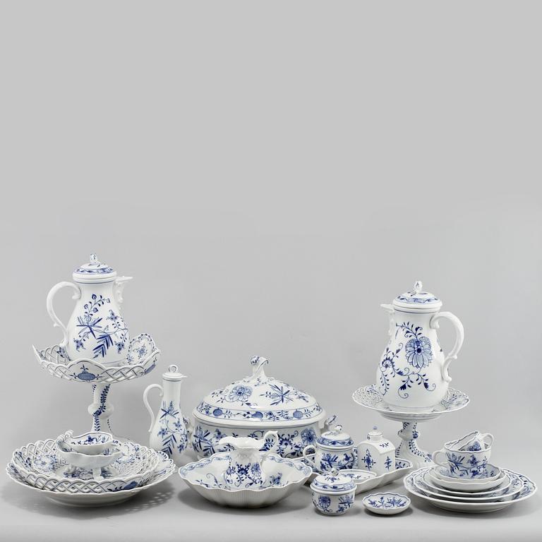 SERVISDELAR, 72 st, porslin, "Lökmönstret", Meissen, 1900-talets andra hälft.