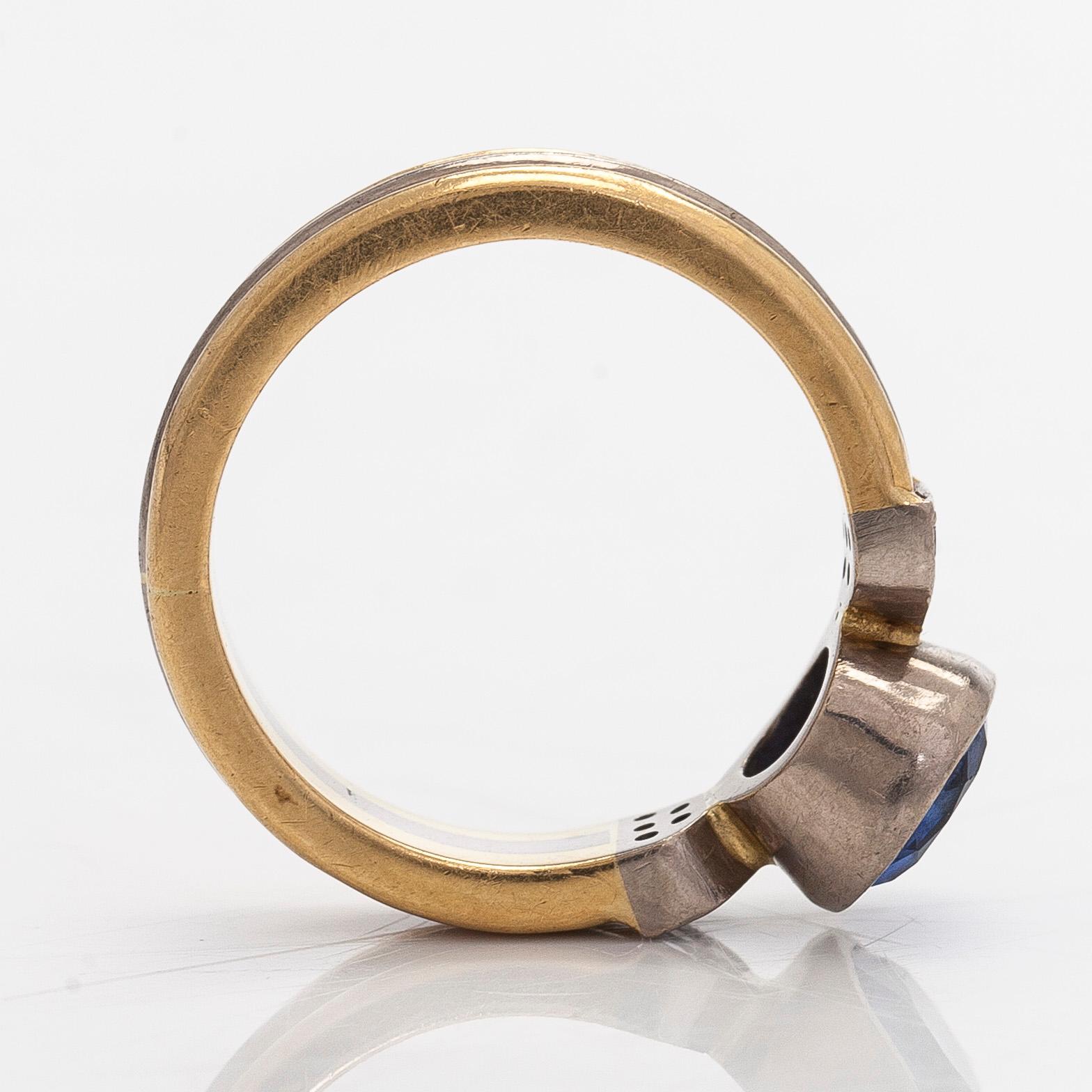 Ring, fasettslipad safir, diamanter, 18K guld och vitguld. 2001.