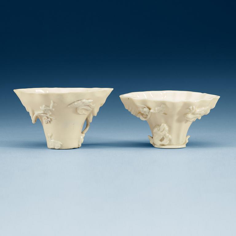 VINOFFERSKÅLAR, två stycken, blanc de chine. Qing dynastin.