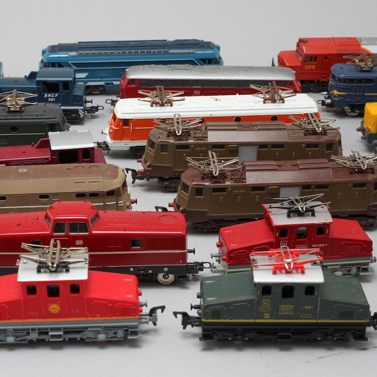 33 model locomotives by Lima, Italy, from the latter half of the 20th century.