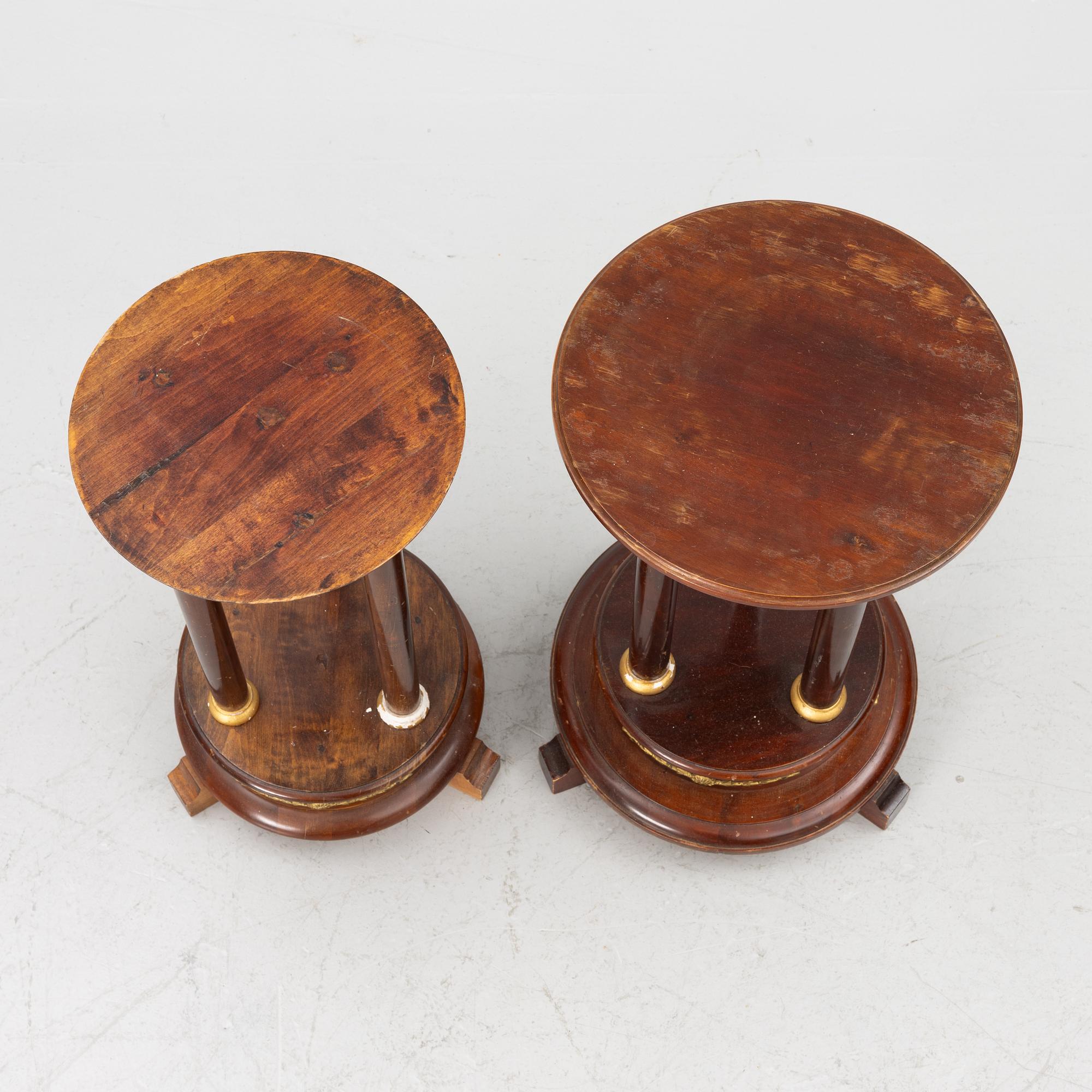 Piedestaler, ett par snarlika, omkring år 1900. Empirestil.