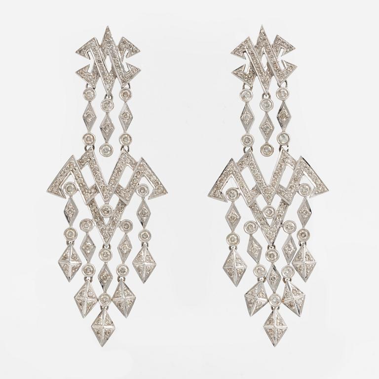 Örhängen, ett par, vitguld med briljantslipade diamanter.