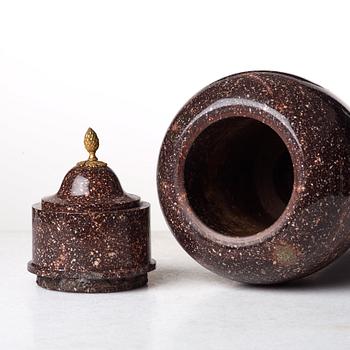 URNA MED LOCK. Älvdalen, 1800-talets början, Empire.