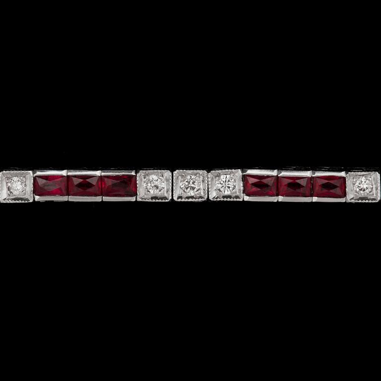 A facett cut ruby bracelet, 2.85 cts set with single-cut diamonds tot. 0.75 ct.