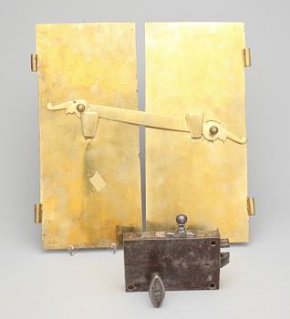 KAKELUGNSLUCKOR, ett par, mässing samt LÅS, järn, 1700/1800-tal.
