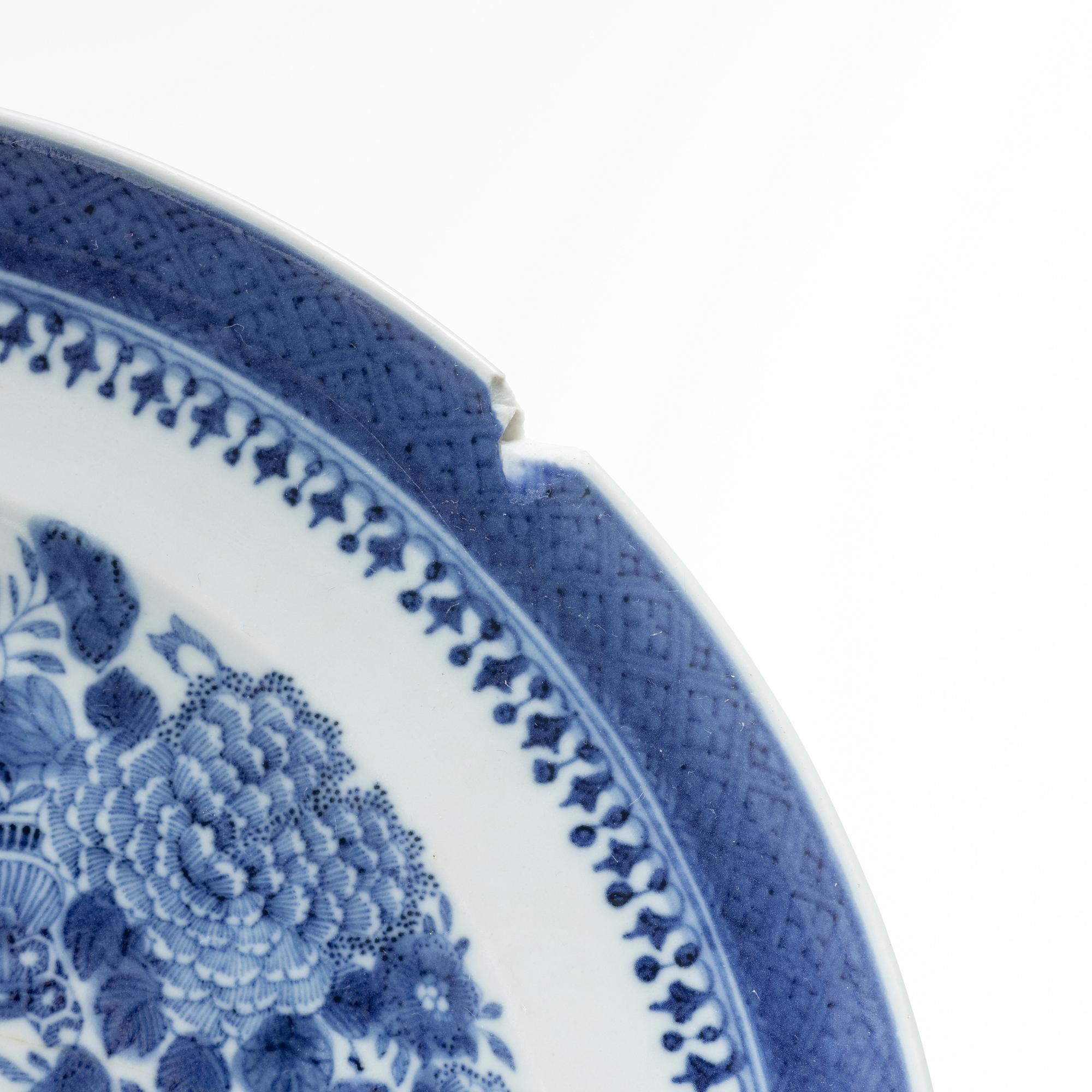 Four Chinese blue and white export porcelain plates and a serving dish, Qing dynasty, Jiaqing (1796-1820).