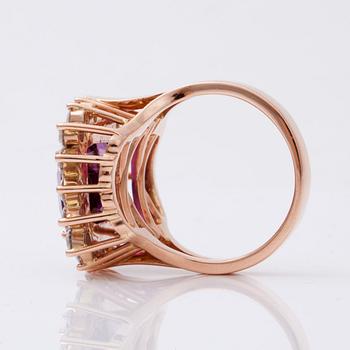 RING med en 9.55 ct obehandlad rosa safir samt briljantslipade diamanter. Certifikat från Gübelin.