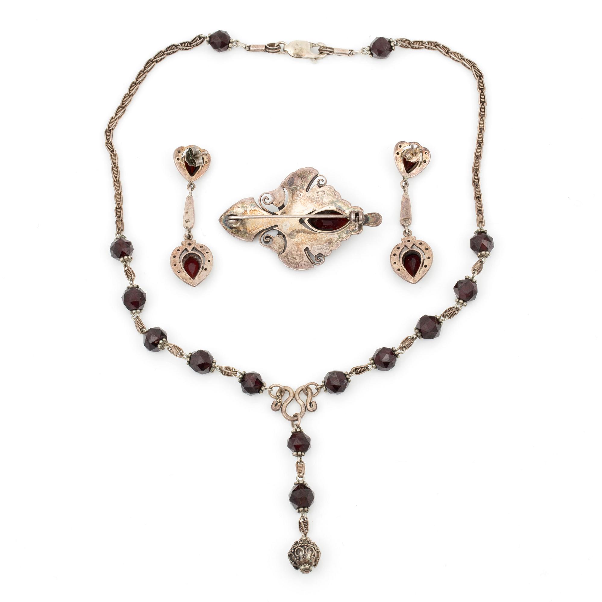HALSBAND, BROSCH samt ÖRHÄNGEN, silver med fasetterade granater och pyriter, Jugend tidigt 1900-tal.
