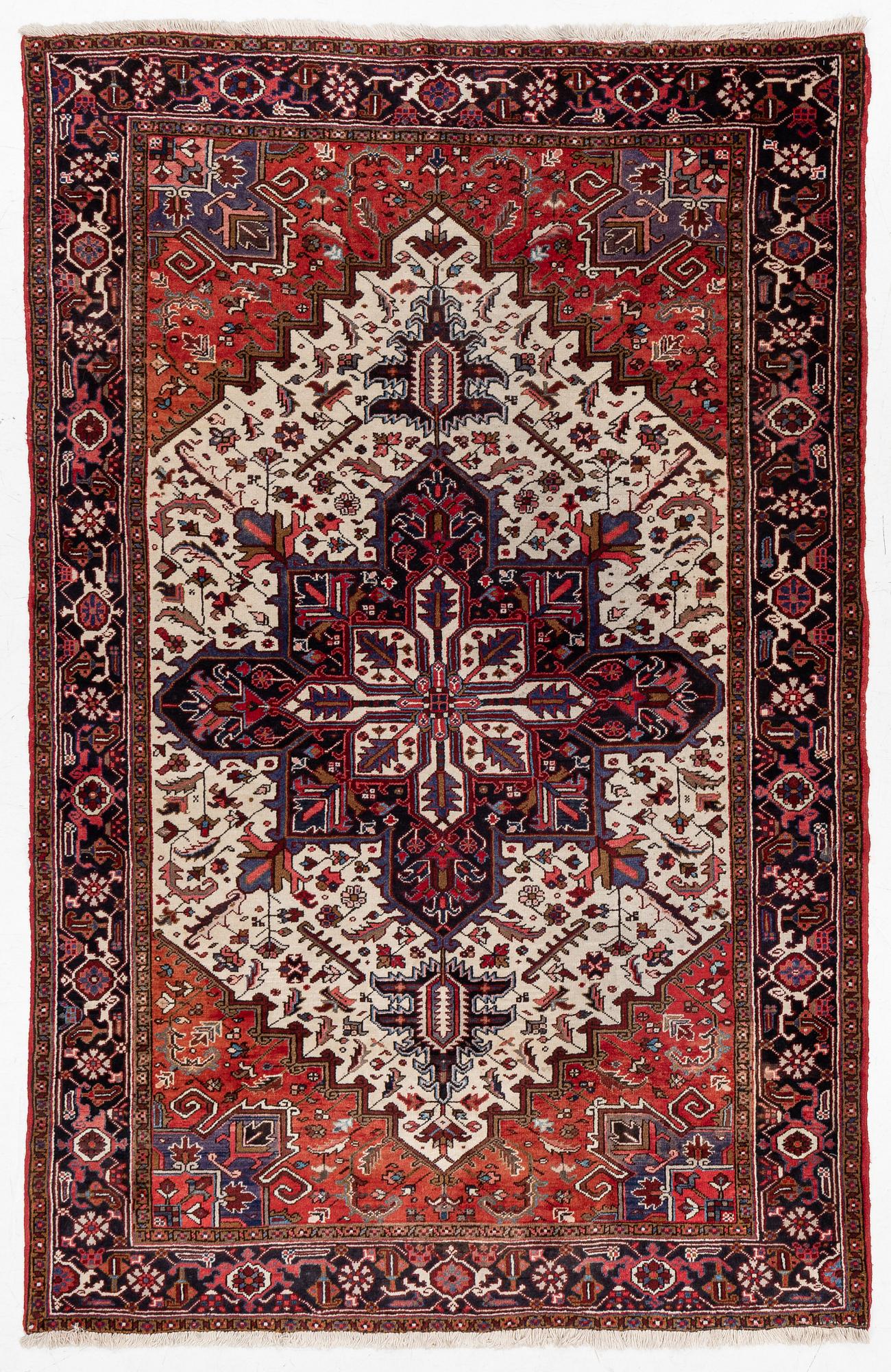 Rug, Heris/Gorovan, approx. 300 x 195 cm.