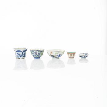 A group of three cups, one small flower pot and a blue and white box with cover, Qing dynasty. 19th century.