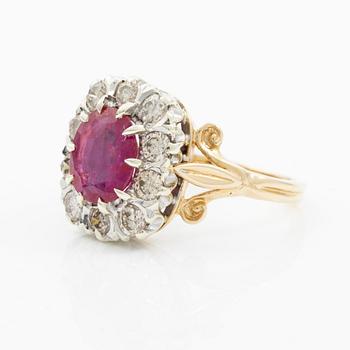 Ring, carmosé 9K gold with an oval-cut ruby and round brilliant-cut diamonds. Accompanied by a report from GCS.