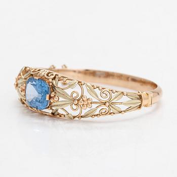 An 14K gold bangle with a synthetic spinel, Auran Kultaseppä, Turku.
