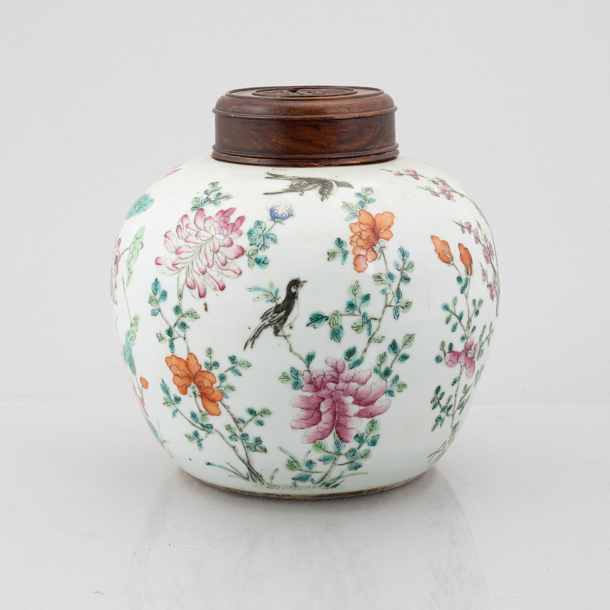A Chinese famille rose porcelain jar, Qing dynasty.