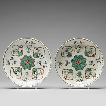 766. A pair of famille verte dishes, Qing dynasty, Kangxi (1662-1722).