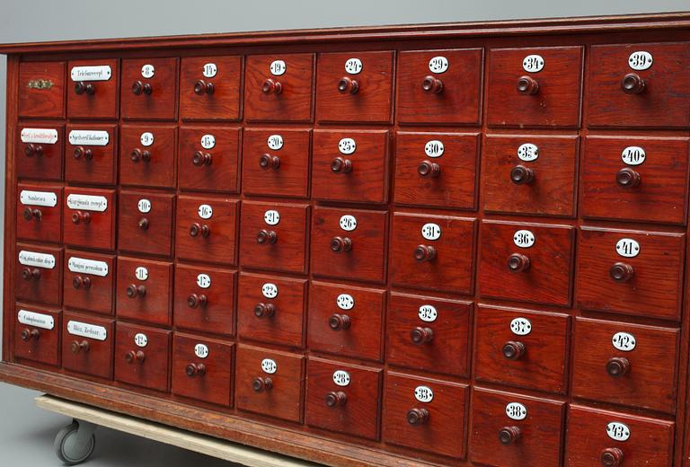 APOTEKSINREDNING, 2 delar. BÄNK OCH HYLLA. 1900-talets början.