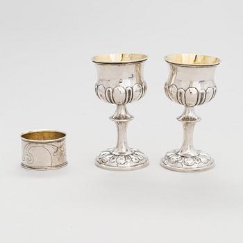 Pikaripari, hopeaa, Johan Winqvist, Helsinki 1854 ja servettirengas, Gerasim Afanasiev, Moskova 1908-17.