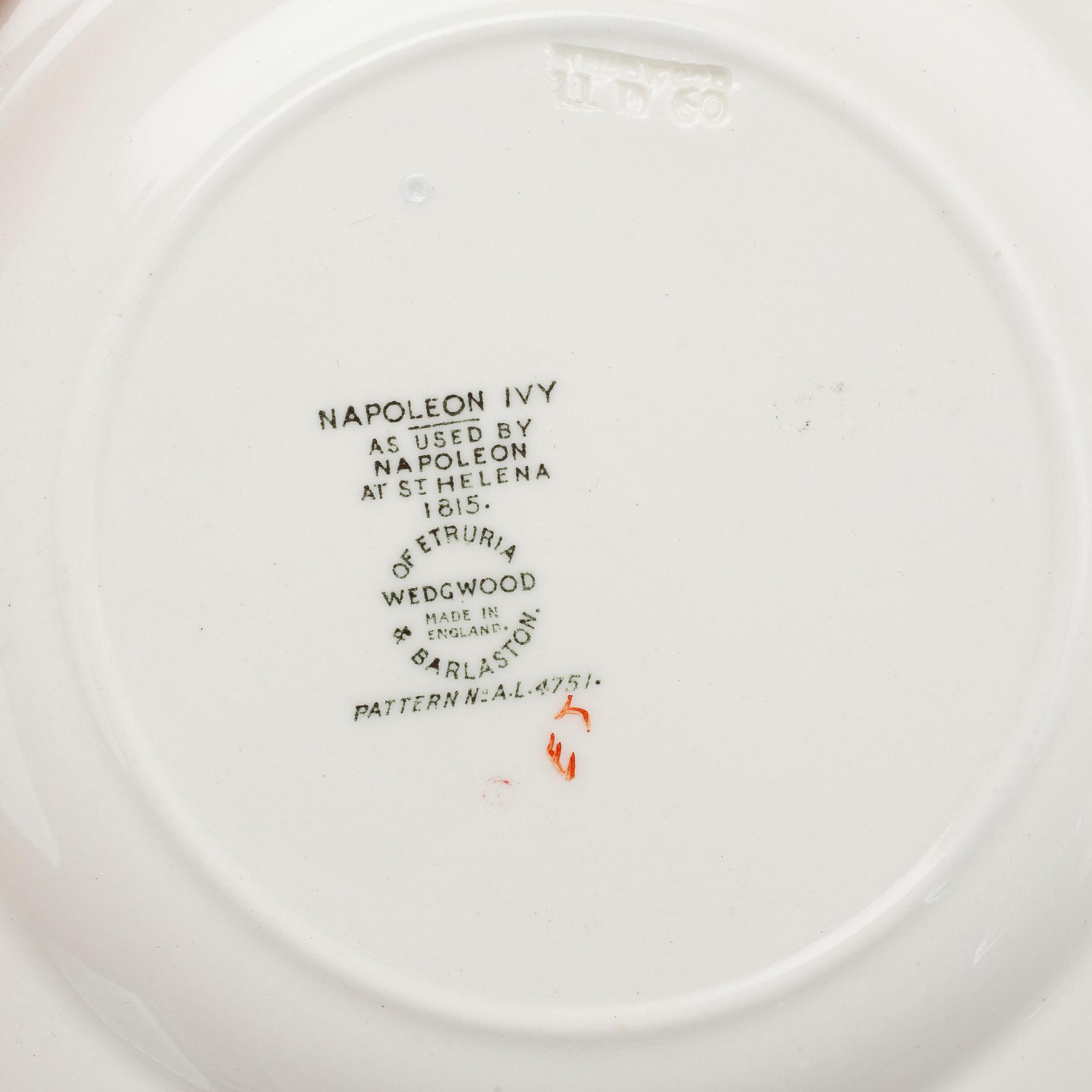 17 pieces of porcelain tableware from Wedgewood, model "Napoleon Ivy", 20th century.