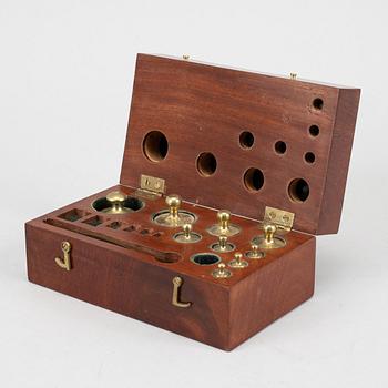 A large collection of ca 120 brass weights, 19th/20th century.