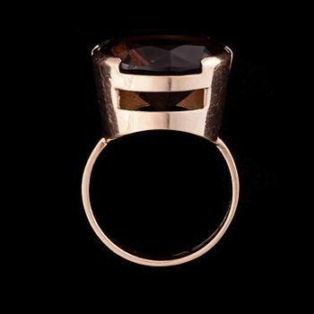 RING, 14K guld, rökkvarts. Juhani Hemmo Reivonen 1963, Åbo. Vikt ca 6,4 g.