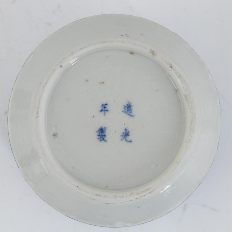 A blue and white Chinese porcelain pot, Qing dynasty, Daoguang (1821-1850).