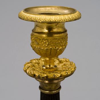RANSKALAINEN KYNTTILÄNJALKAPARI, pronssia, myöhäisempire, 1800-luvun alkupuoli.