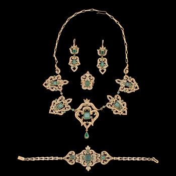 GARNITYR, 5 delar, 8k guld med tot 414 fasettslipade diamanter samt 73 smaragder, troligen Indiskt, 1900-tal. Vikt 89 g.