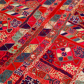 Vävnad med broderier, semiantik/old, träsknomader, Irak, ca 235 x 146 cm.