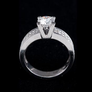 SORMUS, briljanttihiottu timantti 0.92 ct. G/vs2 + 36 briljanttihiontaisia timantteja 0.36 ct. IGI sertifikaatti.