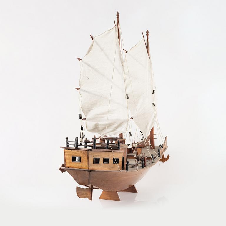 Djonk/skeppsmodell, trä, 1900-tal.