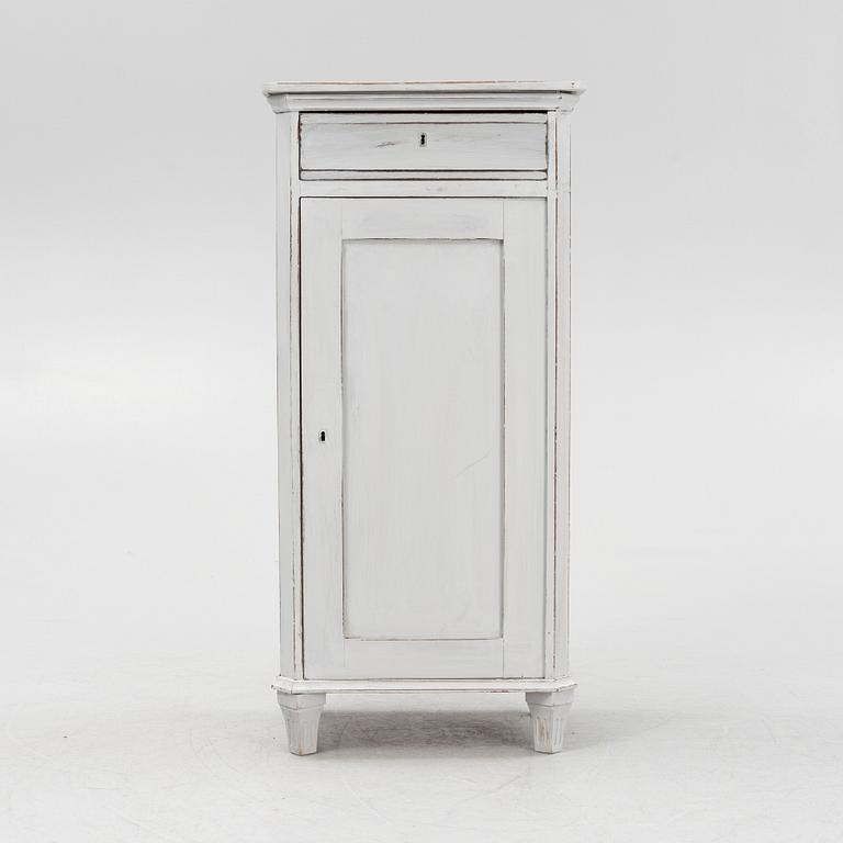 Skåp, omkring år 1900.