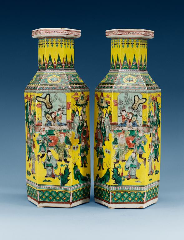 A pair of yellow ground famille verte vases, Qing dynasty, 19th Century, with Qianlong´s four character mark.
