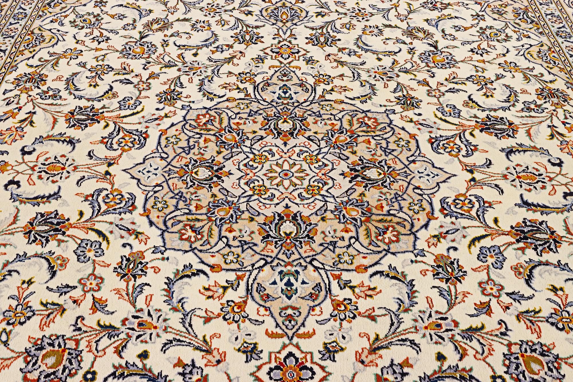 A Kashan carpet, c. 400 x 289 cm.