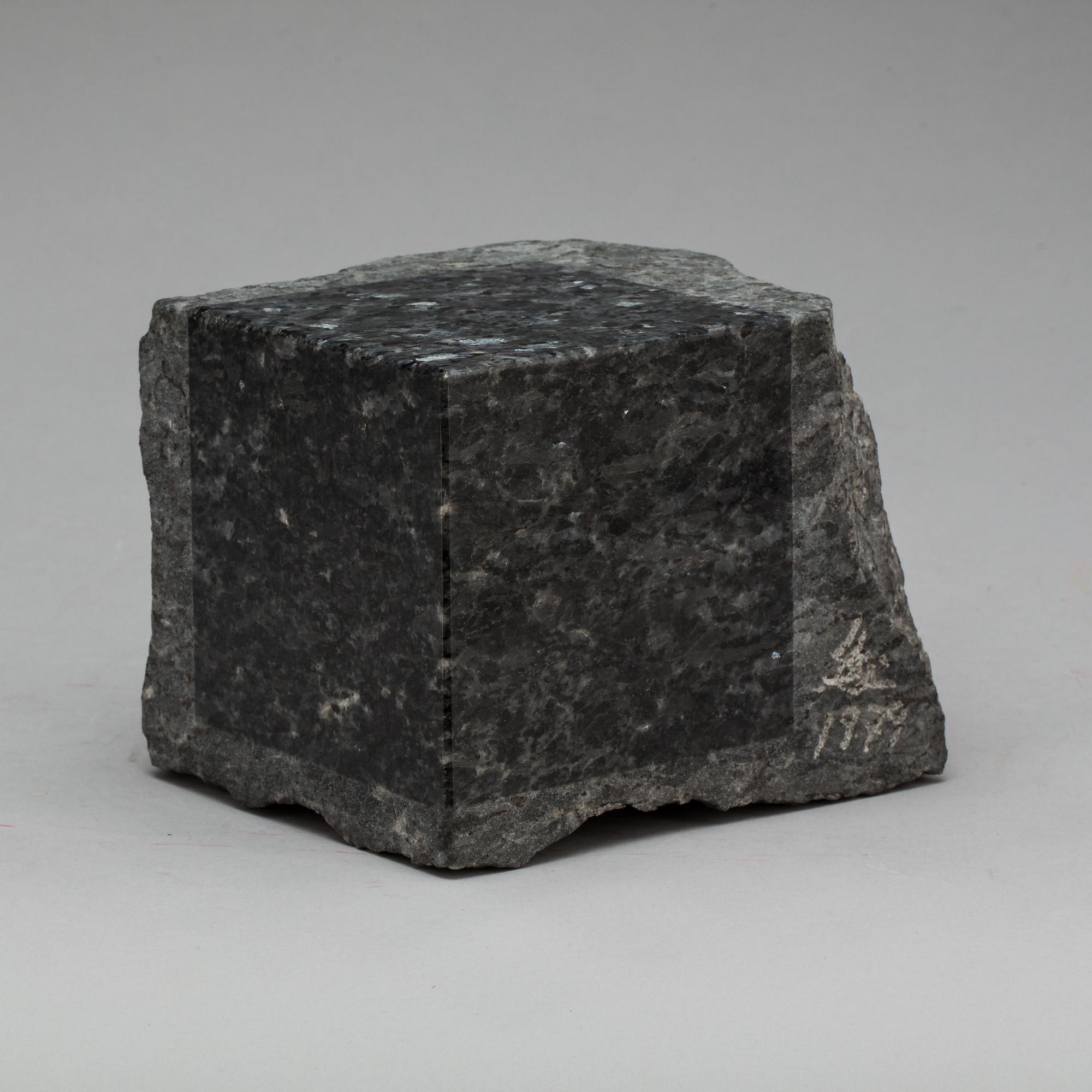 TAKASHI NARAHA, skulptur. Diabas. Signerad och daterad 1979.