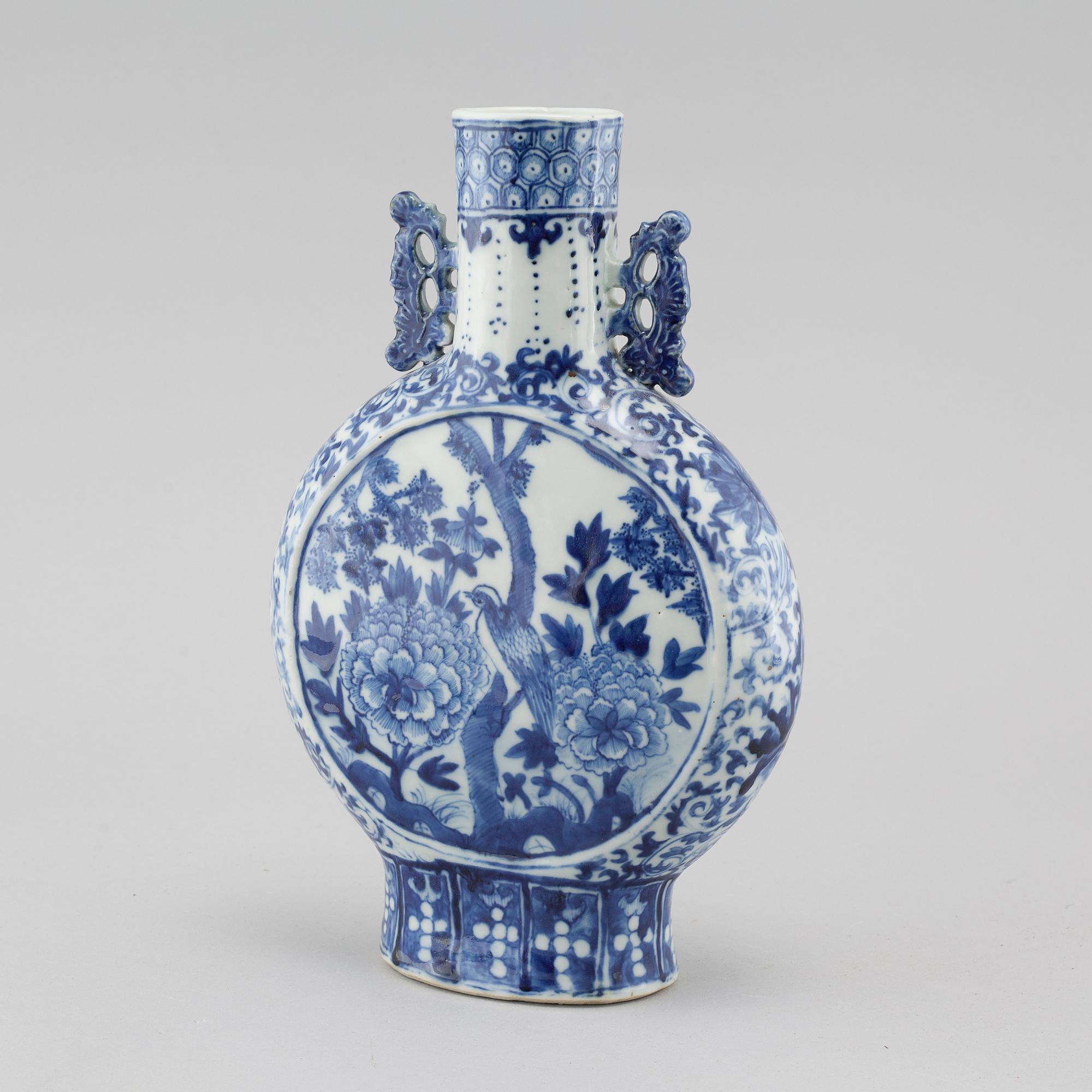 A porcelain moon flask from China, 19th century.