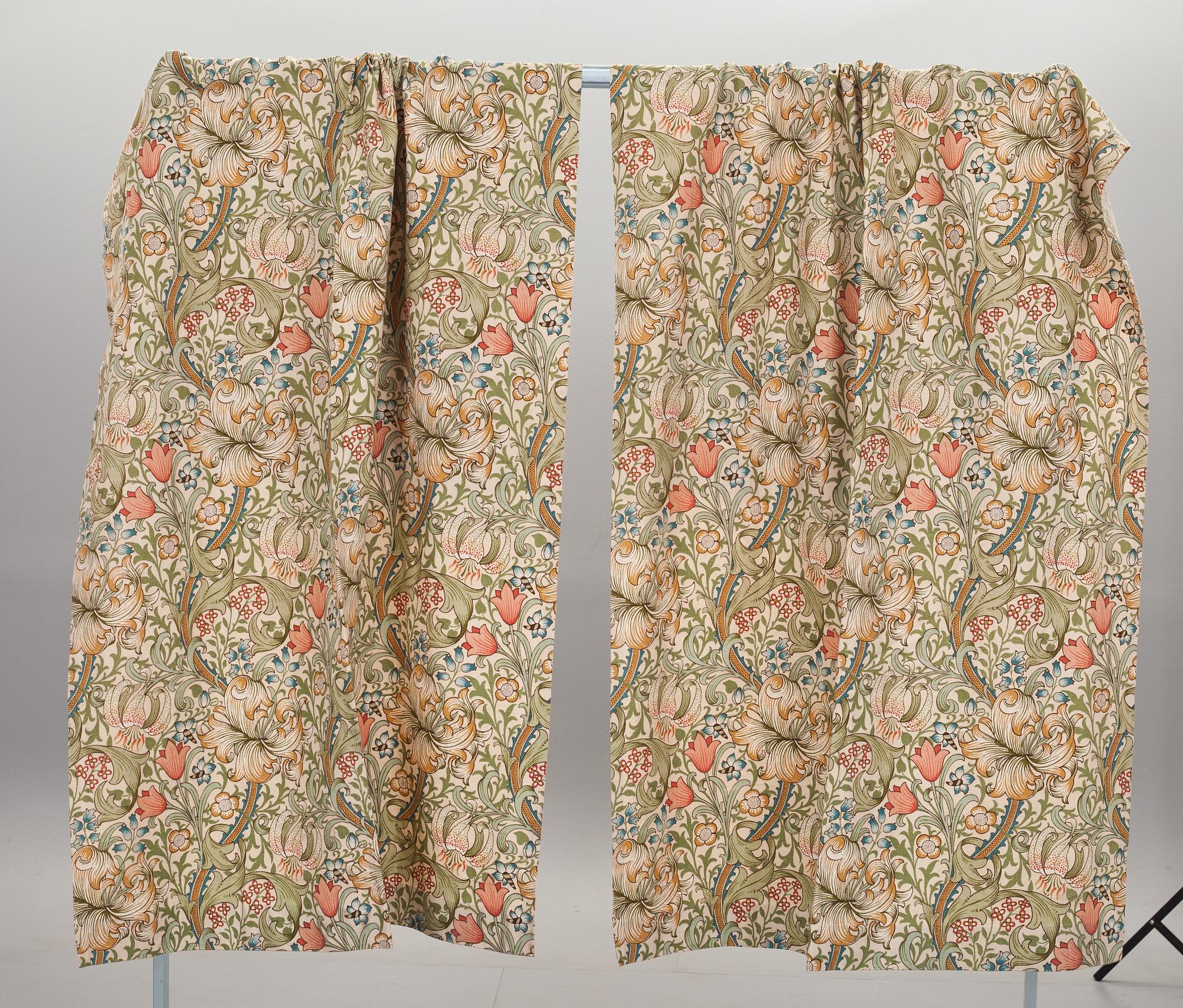 GARDINLÄNGDER, ett par. "Golden Lily", William Morris.