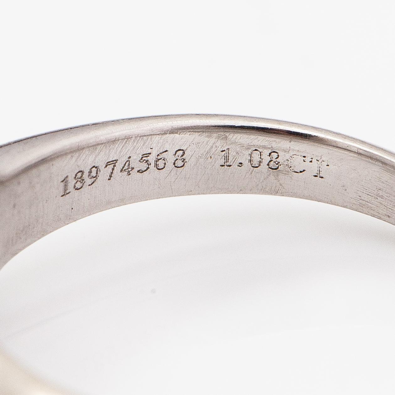 Tiffany & Co, Ring, platina och diamant ca 1.08 ct. Märkt Tiffany & Co, 18974568.