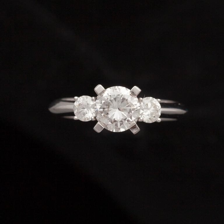 RING, vitguld 18K, briljantslipade diamanter 1,13 ct, 2 x 0,21 ct. Vikt 4,13 g.