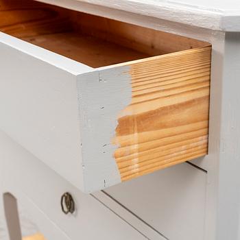 A chest of drawers, early 20th Century.